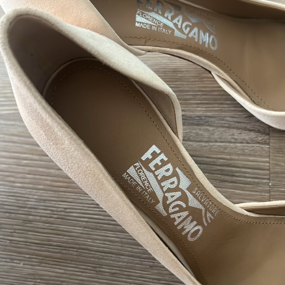 New Ferragamo nude suede d’orsay pumps - Picture 4 of 5